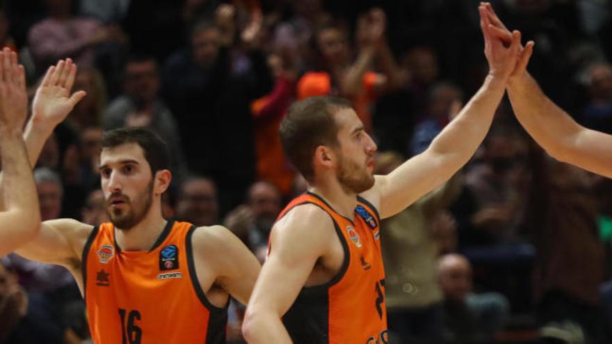 Los jugadores taronja celebran su victoria contra el Estrella Roja