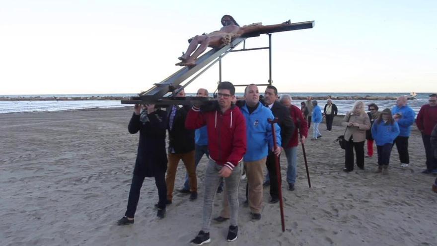 La cofradía de Virgen del socorro devolvió ayer al mar al Cristo del Morenet en la tradicional liturgia del Vía Crucis