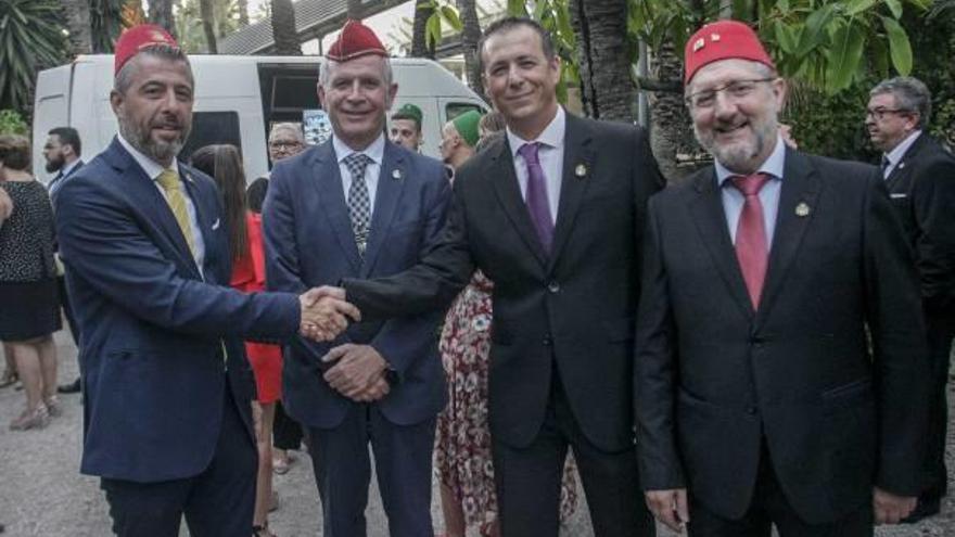 Los capitanes cristiano y moro, junto al abanderado, se saludan minutos antes de la gala de proclamación.