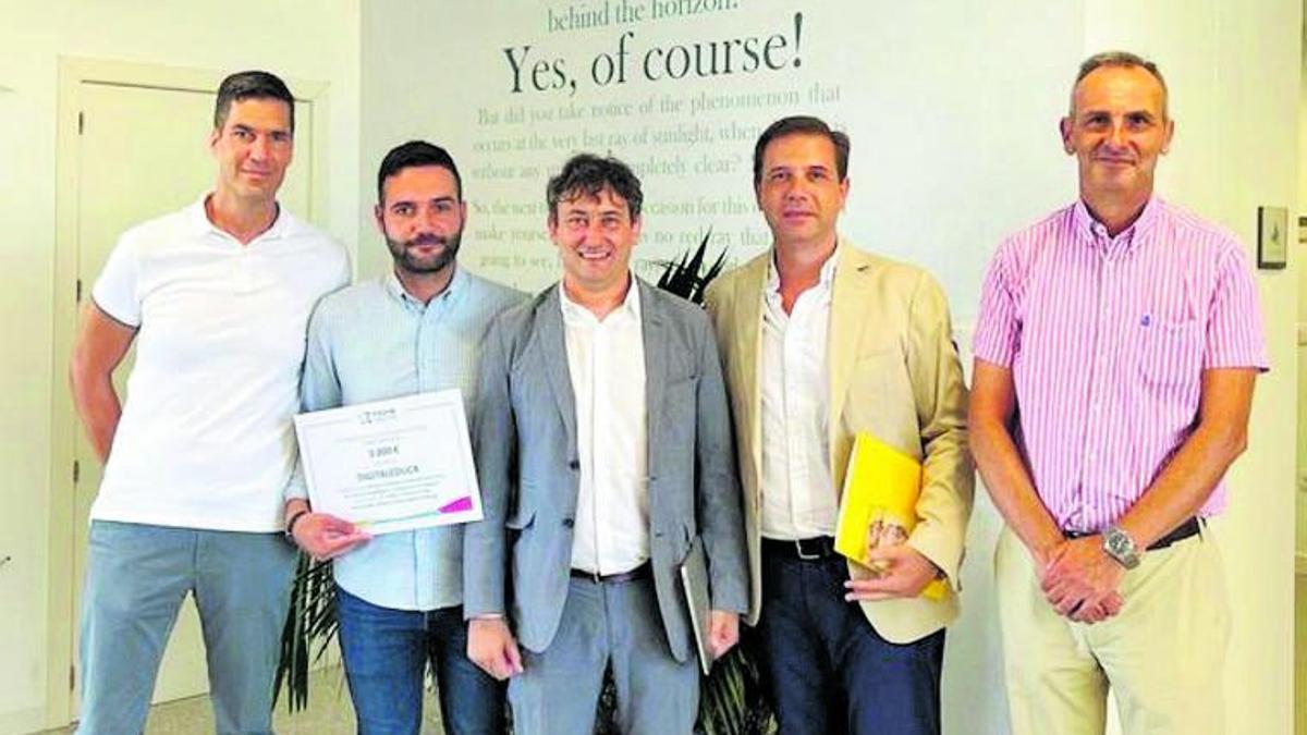 Los creadores de la empresa, Enrique Sánchez, Ernesto Colomo, Julio Ruiz y José Sánchez, junto al vicerrector Rafael Ventura.