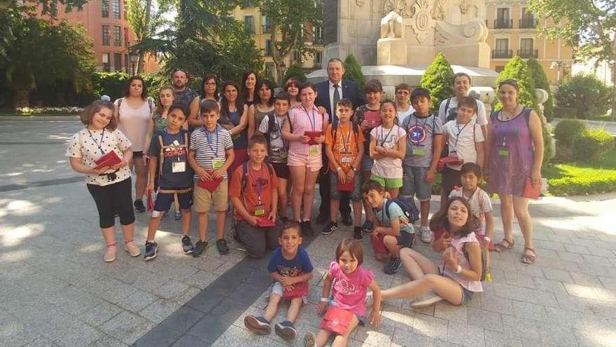 Escolares del CRA de Nuez de Aliste durante la visita al Senado con los docentes y el senador Javier Faúndez.