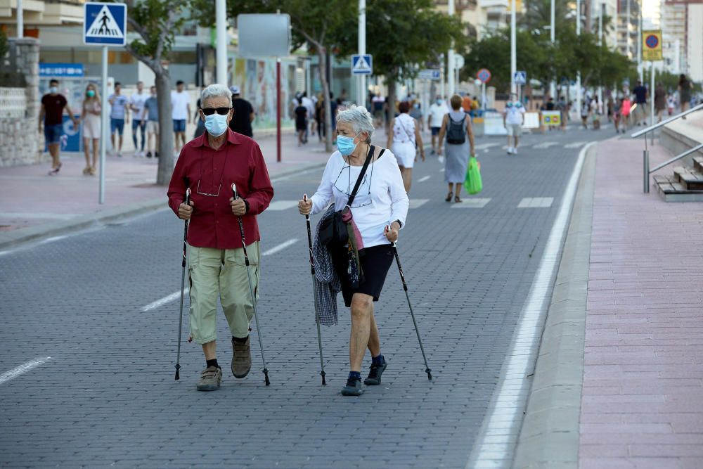 Los vecinos llenan el paseo Marítim Neptú de Gandia