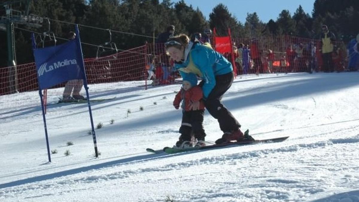 Una mare amb el seu fill esquiador al Descens