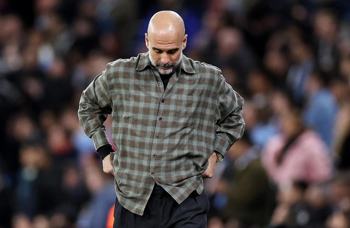 El entrenador del Manchester City, Pep Guardiola, observa desde la línea de banda durante el partido de vuelta de los octavos de final de la UEFA Champions League