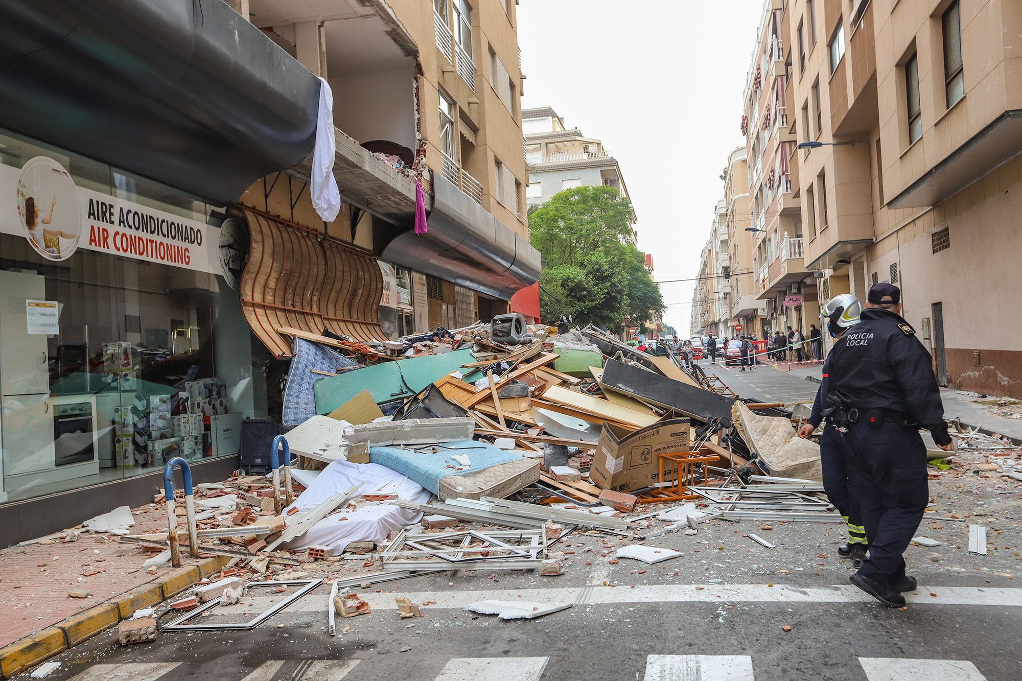 Una gran explosión destroza un edificio de Torrevieja