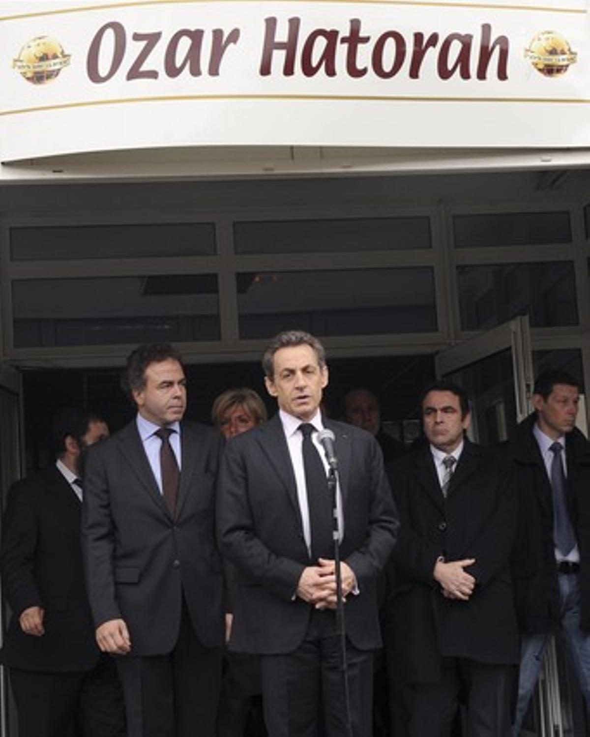 Nicolas Sarkozy pronuncia un discurs a les portes de l’escola jueva Ozar Hatorah, aquest dilluns a Tolosa.