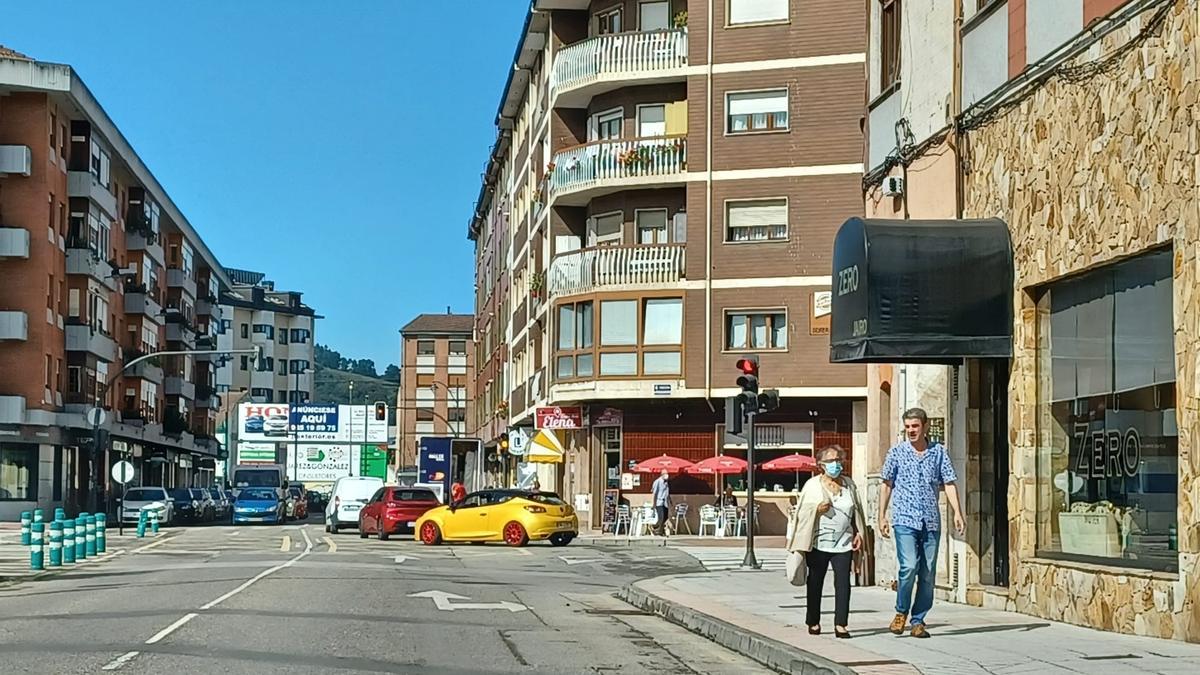 Edificios de viviendas en una de las principales calles de Lugones