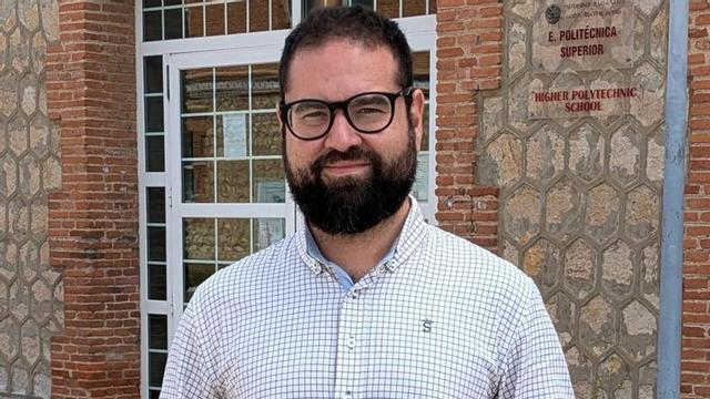 Manuel Rodríguez Martín, a las puertas de la Escuela Politécnica, donde imparte clase. | CEDIDA