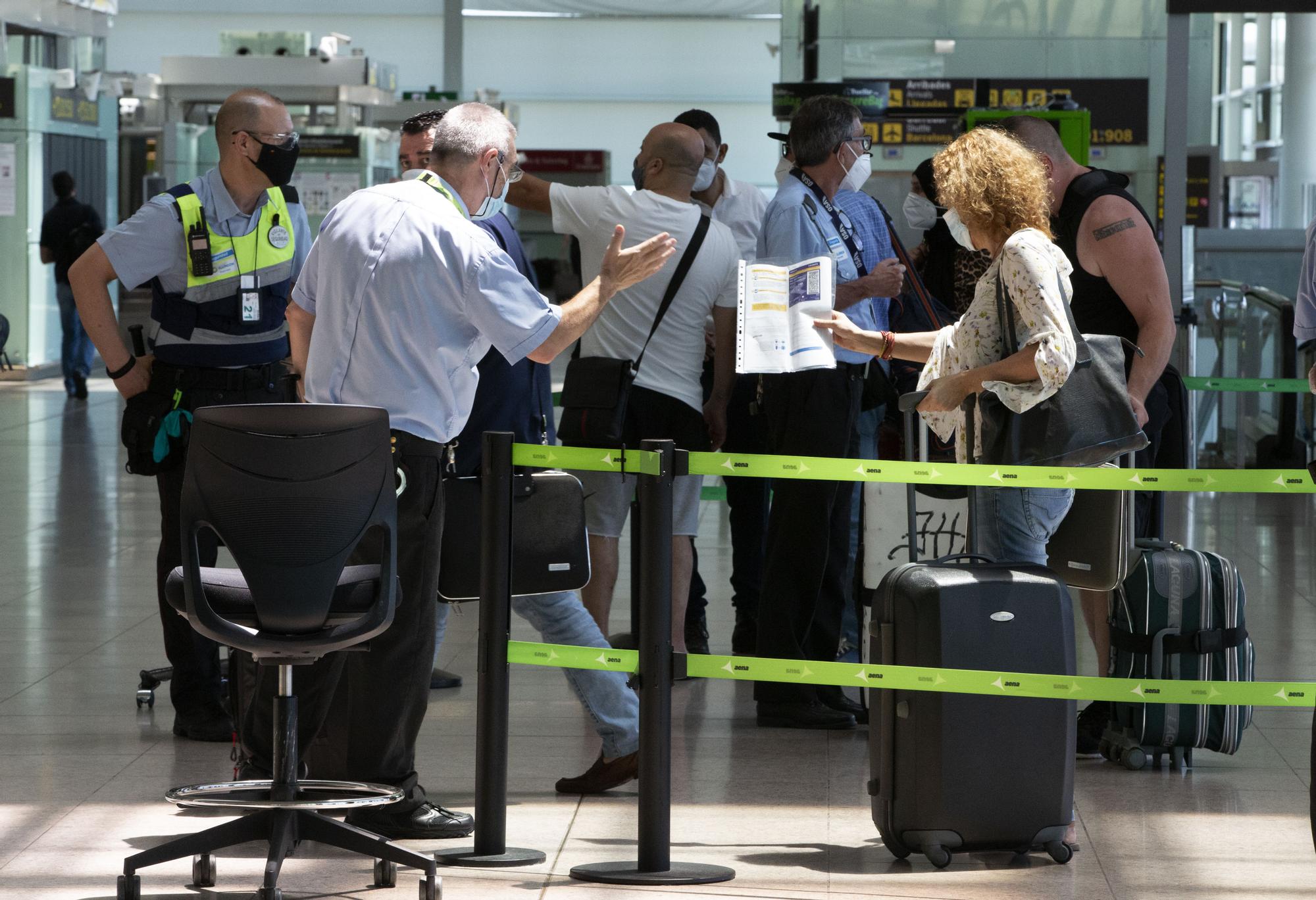 Punto de control en la entrada del aeropuerto de Barcelona.