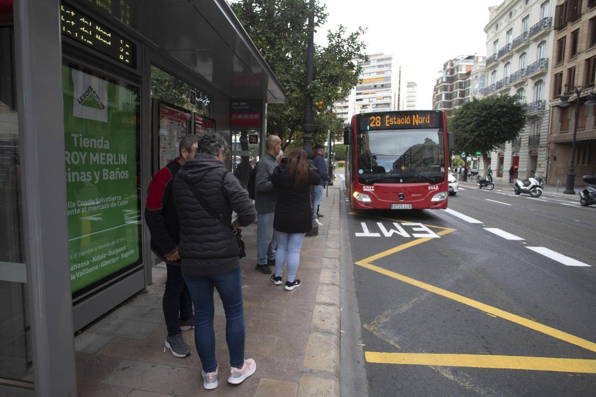 Uno de los buses de la EMT se para en el centro de València.