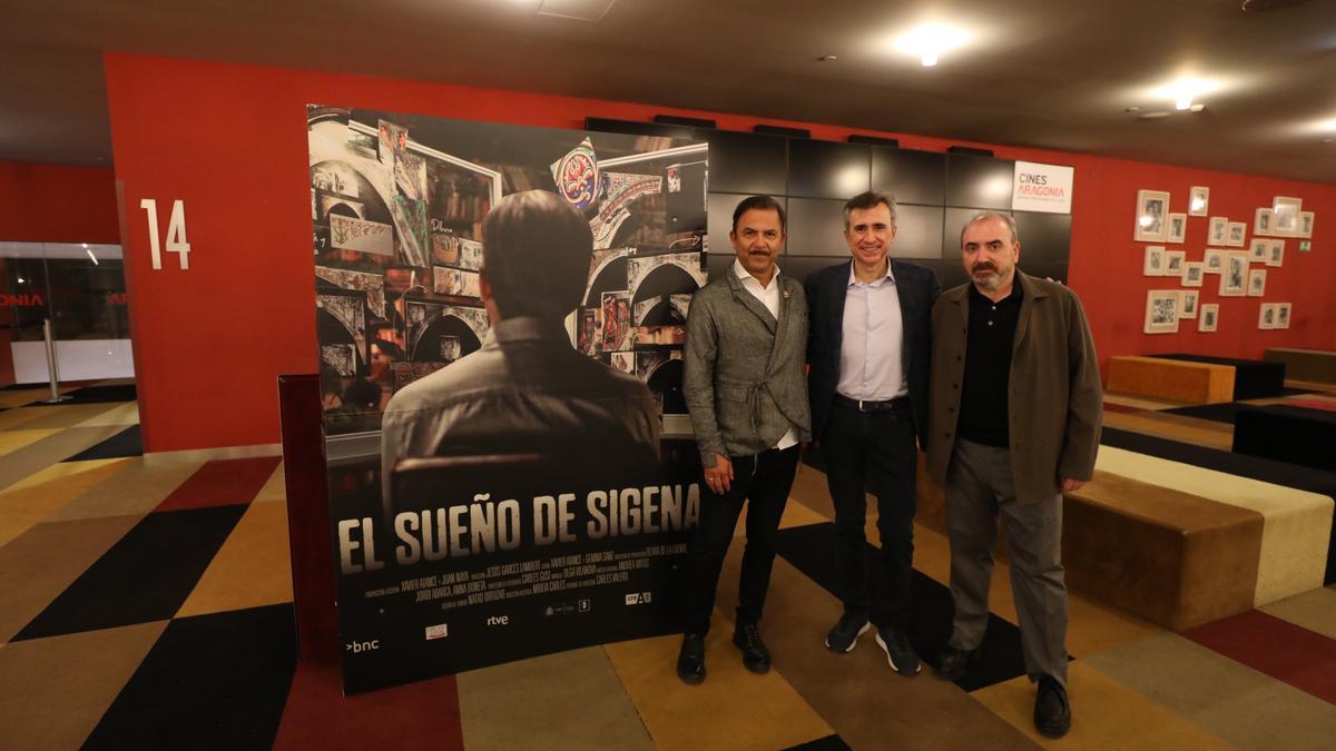 Jesús Garcés, Juan Naya y Xavier Atance, durante la presentación de &#039;El sueño de Sigena&#039; en los cines Aragonia.