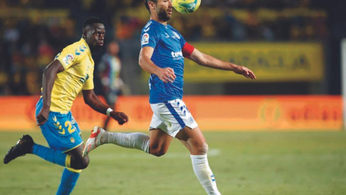 Mfulu y Aitor Sanz en el último derbi, el de la promoción de ascenso a Primera. | | LALIGA