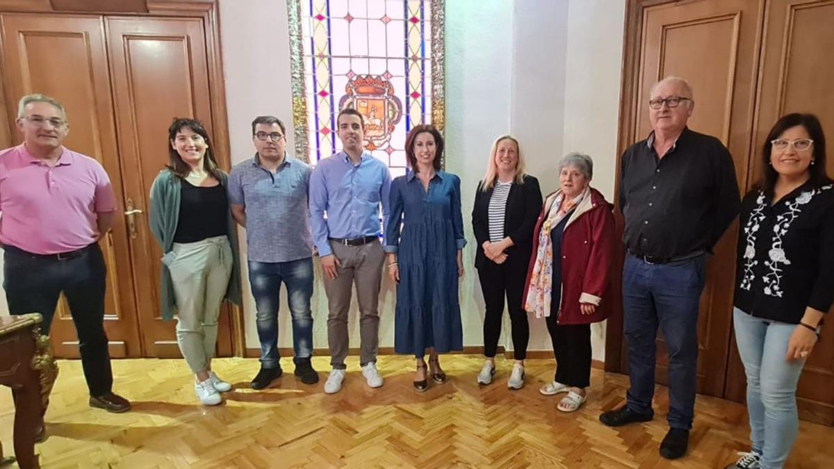 Algunos de los representantes de las cofradías ejeanas junto a la alcaldesa de la localidad, Teresa Ladrero. | SERVICIO ESPECIAL