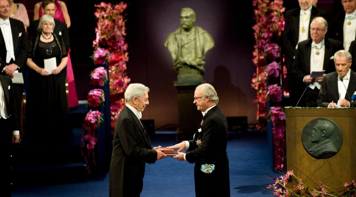 Mario Vargas Llosa en la entrega del Premio Nobel de Literatura de manos del rey Carlos Gustavo de Suecia en 2010.