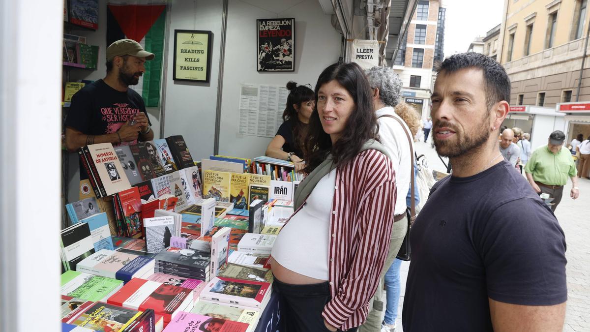 La Feria del Libro de Gijón abre sus puertas con los expositores encantados de "sacar los libros a la calle" y lectores con ganas de "descubrir cosas nuevas"