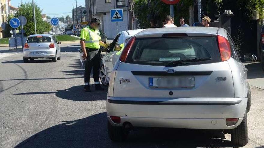 El control de Tráfico a la salida de Cambados. // Noé Parga