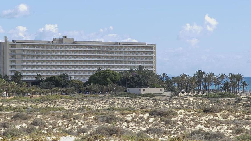 Los trabajadores de los hoteles Oliva Beach y Tres Islas llevan a la capital su protesta