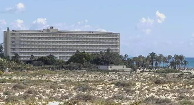 Los trabajadores de los hoteles Oliva Beach y Tres Islas llevan a la capital su protesta