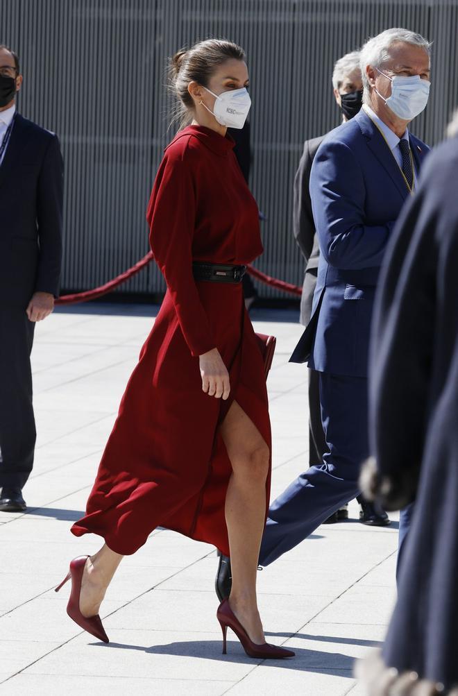 El look de la reina Letizia en su visita a Andorra con el vestido rojo de las rebajas de Massimo Dutti y complementos a tono