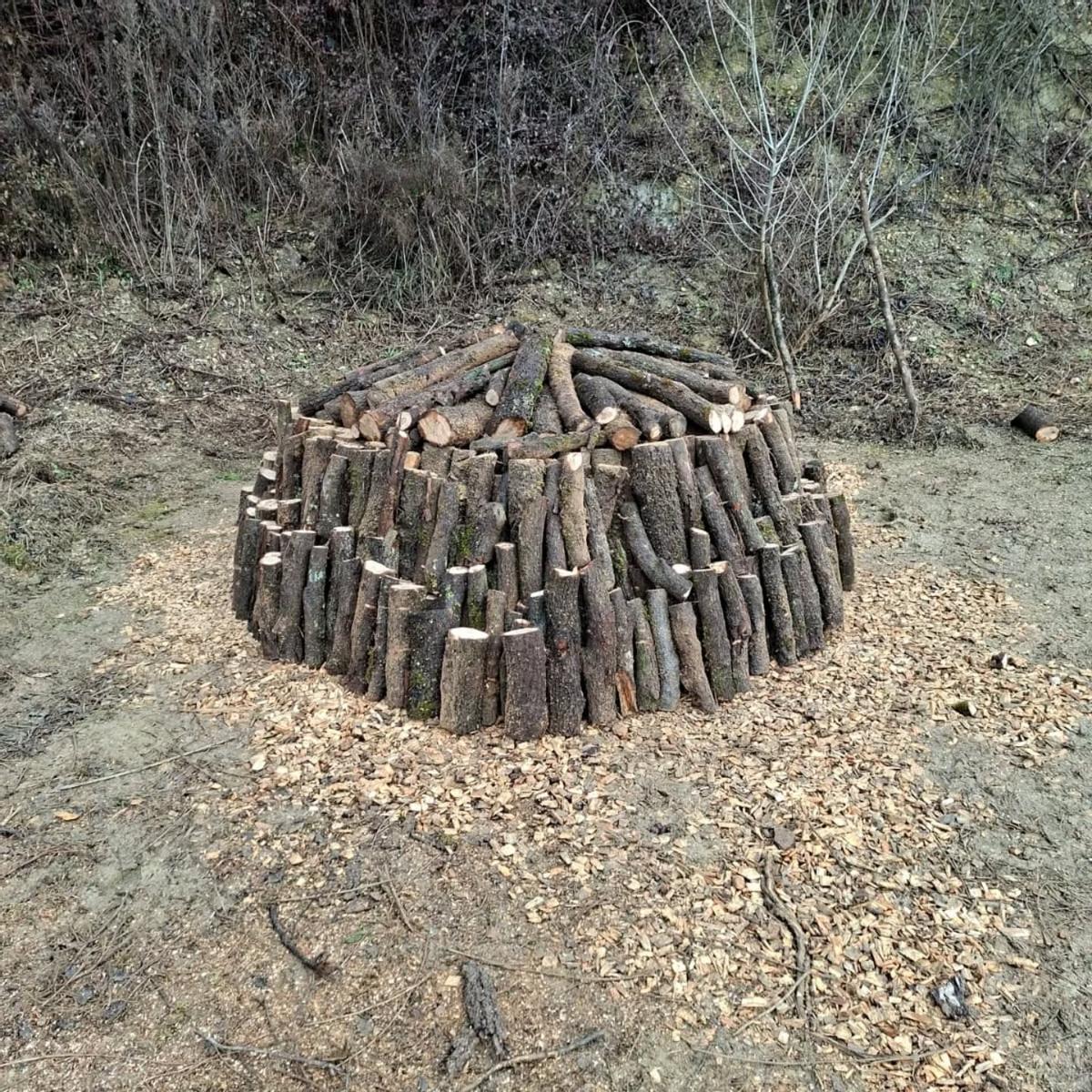 La llenya apilada per preparar la carbonera