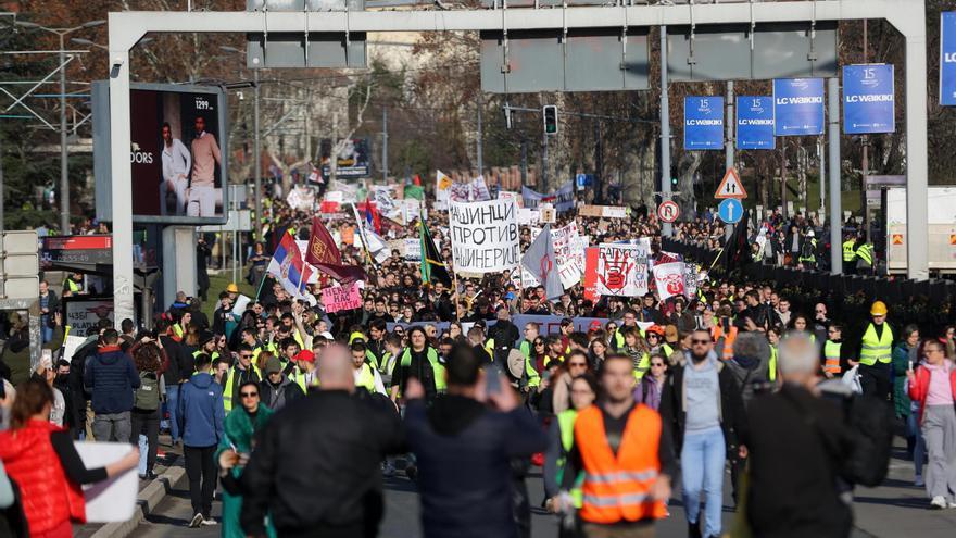 Dimite el primer ministro de Serbia tras meses de protestas anticorrupción