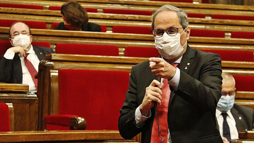 El president de la Generalitat, Quim Torra, intervé al Parlament, sota la mirada de Miquel Iceta