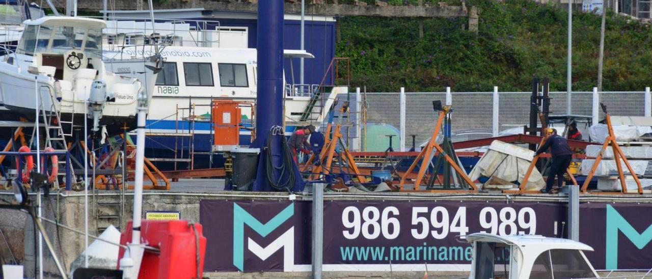 Trabajadores, ayer, en el puerto seco de Meira soldando la nueva estructura.   | GONZALO NÚÑEZ