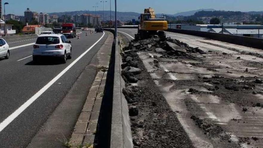 Estado del firme en la VG-20 en dirección Vigo, a la altura de la gasolinera de Ricardo Mella. // R. Grobas