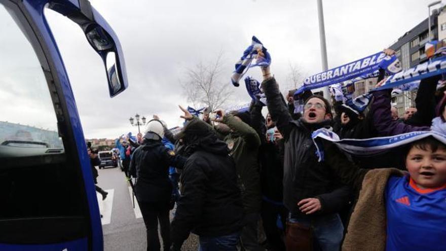 La afición azul arropa al bus del Oviedo en el trayecto hasta el Tartiere