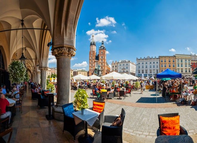 La Plaza del Mercado de Cracovia es el centro neurálgico de la ciudad y se llena de terrazas en verano.