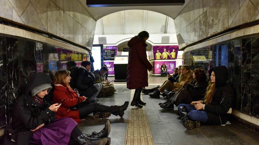 Casi 52.000 ucranianos se refugian en el metro de Kiev de los últimos ataques rusos