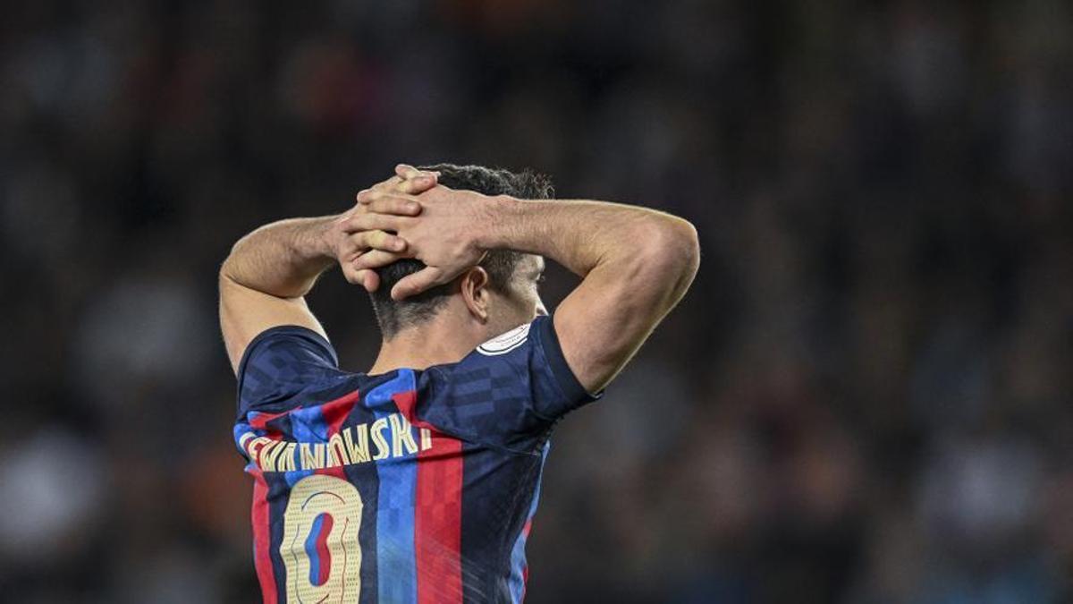 Lewandowski con las manos en la cabeza durante el partido de vuelta de las semifinales