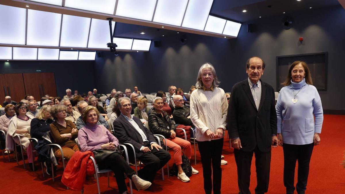De izquierda a derecha, Ana Cristina Tolivar Alas, Emilio Casares Rodicio y Begoña García-Tamargo, en el Club LA NUEVA ESPAÑA.