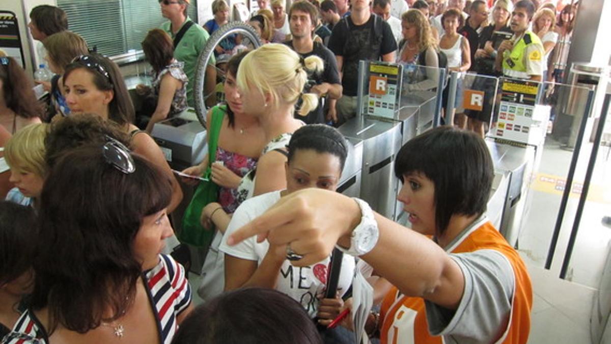 Colas en los accesos de la estación de L'Hospitalet, este jueves.