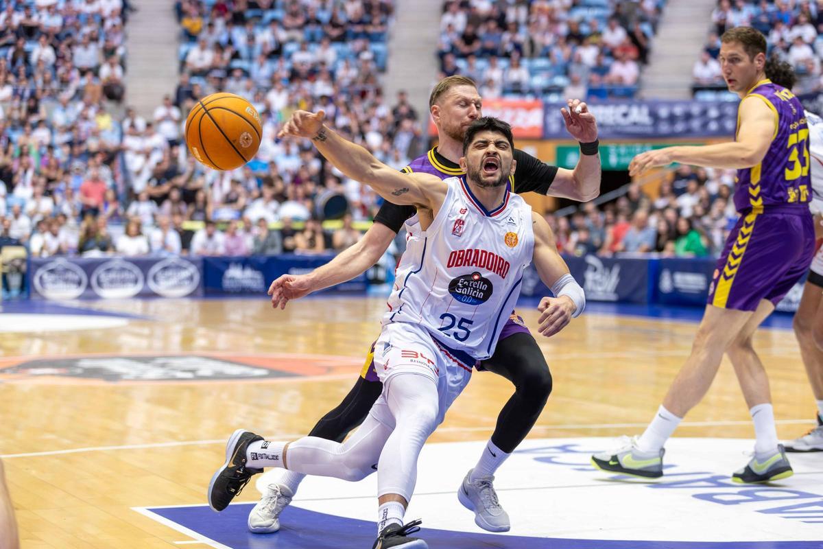 El Obradoiro arrasa en la 'guerra' con el Palencia El Obradoiro arrasa en la 'guerra' con el Palencia