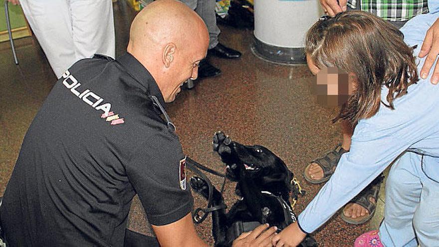 La Policía Nacional muestra su trabajo a los niños ingresados en el Hospital General