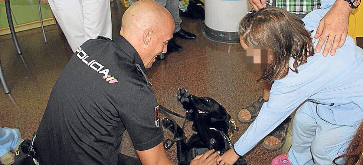 La Policía Nacional muestra su trabajo a los niños ingresados en el Hospital General