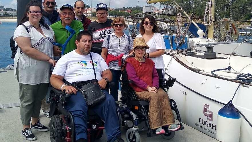 Algunos participantes, junto al velero, en Portonovo. // Faro