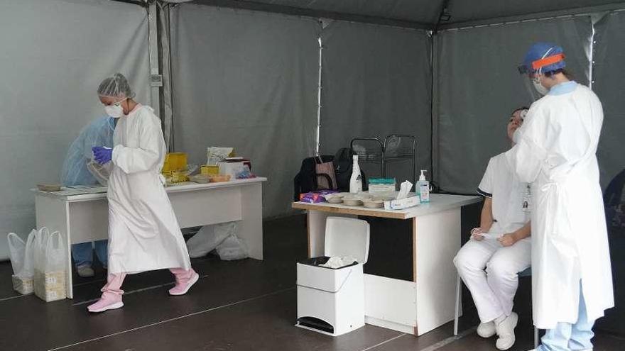 Sanitarios realizan la prueba del Covid-19 tras el rebrote en el Hospital de Basurto. Europa Press