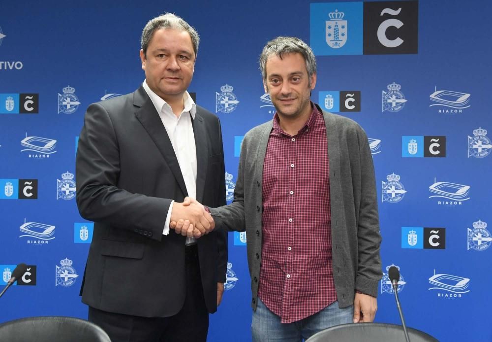 Xulio Ferreiro, alcalde de A Coruña, y Tino Fernández, presidente del Deportivo, escenificaron esta mañana en Riazor la firma de la ampliación del convenio suscrito por ambas entidades en el año 2000.