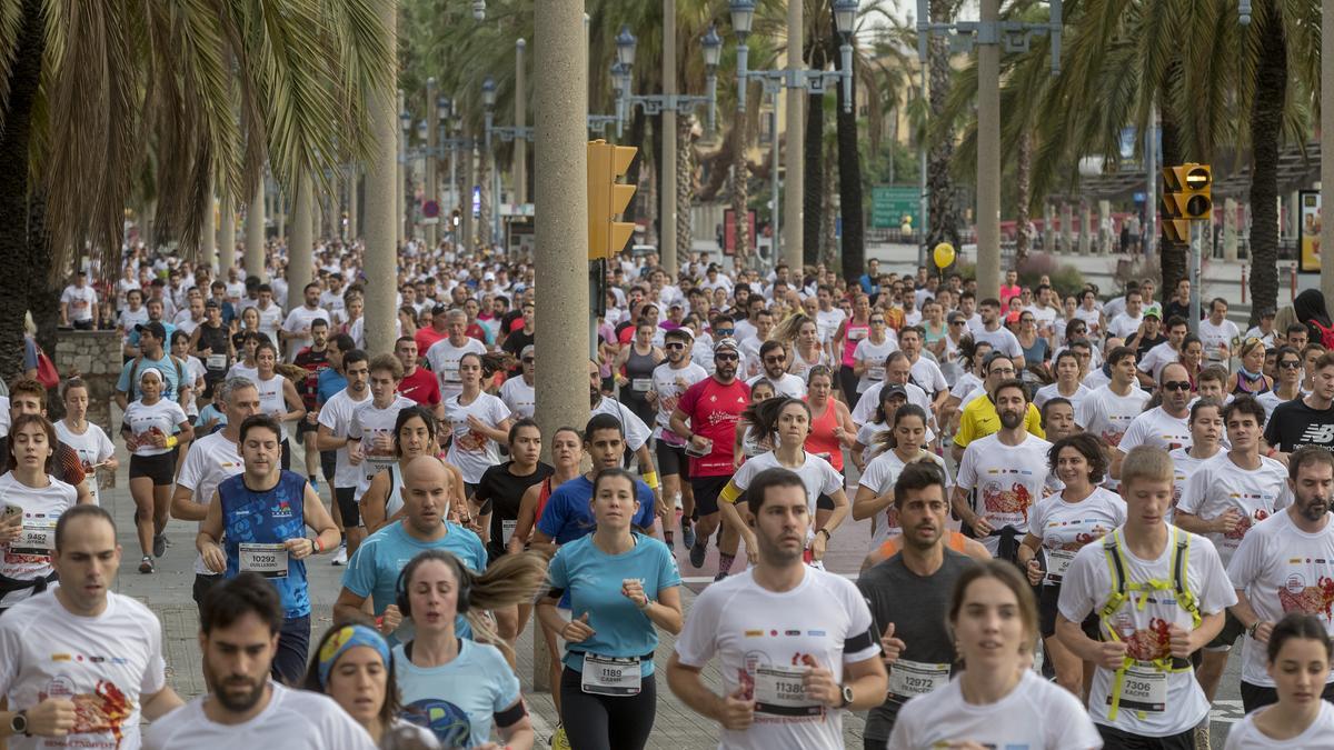 La marea de corredores en el paseo de Colón.