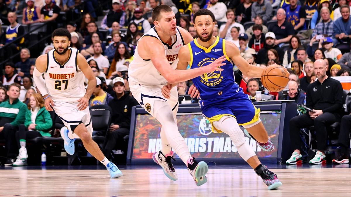 Stephen Curry, ante Nikola Jokic en el Golden State Warriors - Denver Nuggets