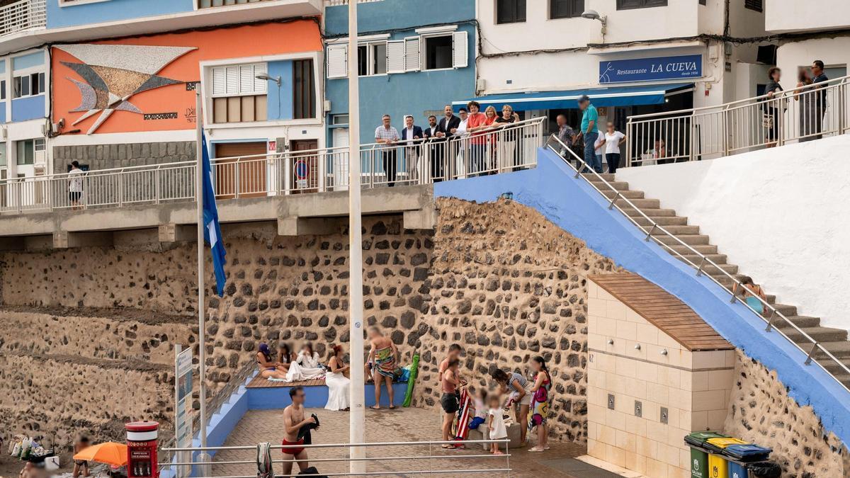 La corporación municipal, sobre el muro de la Playa de Sardina