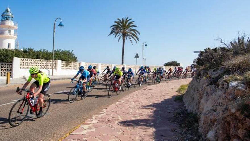 Las ciclistas recorren la carretera junto al faro de Cullera, ayer.