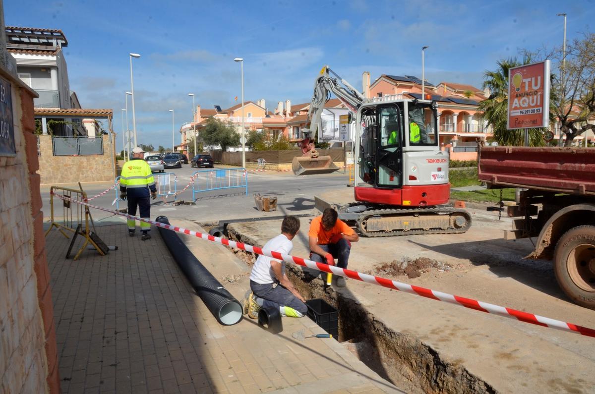 El Ayuntamiento de Moncofa ha puesto en marcha un plan de actuación destinado a mejorar la captación y recogida de aguas pluviales en distintos puntos del municipio que, de forma recurrente, presentan problemas de acumulación durante lluvias torrenciales.   Estas intervenciones responden a la necesidad de dar solución a una problemática que, en determinadas circunstancias meteorológicas, genera importantes embalsamientos y dificulta tanto la circulación como la seguridad en la vía pública del municipio.  La inversión prevista para el desarrollo de estas mejoras superará los 50.000 euros, una cantidad que el consistorio considera necesaria para actuar de manera eficaz en las zonas más conflictivas. Los trabajos están siendo ejecutados por Facsa, empresa concesionaria del servicio, que se encarga de llevar a cabo las actuaciones técnicas necesarias para optimizar la red de drenaje y reforzar su capacidad de evacuación.  En concreto, uno de los puntos prioritarios de actuación se sitúa en la calle Benlloc. En esta vía se procederá a la mejora de los conductos actuales con el objetivo de incrementar su capacidad y eficiencia. Asimismo, se instalarán rejillas de mayor tamaño que facilitarán la recogida del agua de lluvia, evitando así que se produzcan obstrucciones o acumulaciones que impidan su correcta evacuación. Esta intervención pretende garantizar que el agua discurra sin obstáculos, incluso en situaciones de precipitaciones intensas.  De manera paralela, se actuará en el cruce de los caminos Serratelles y Camí Cabres, otro de los enclaves donde habitualmente se registran problemas de drenaje.
