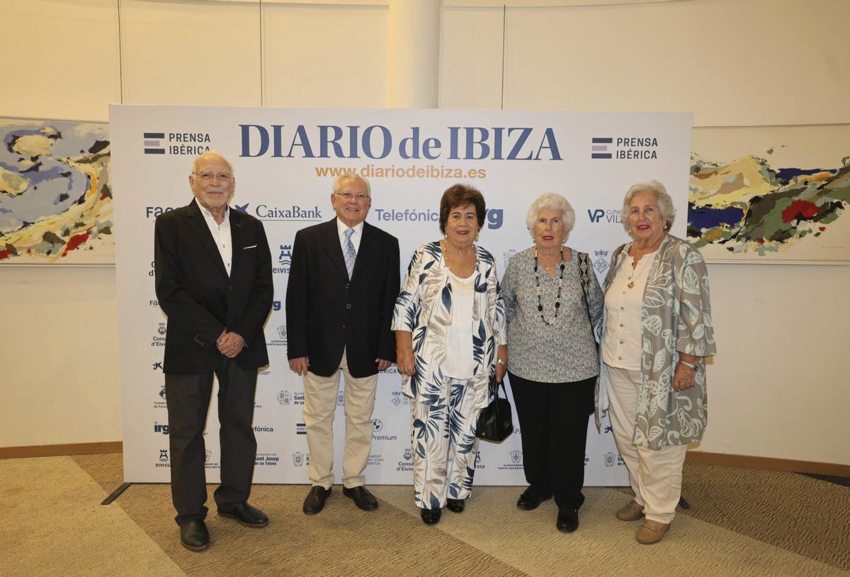 Miguel Marí, Juan Antonio Marí, María Luisa y sus hermanas Pilar y Carolina Cava de Llano. | VICENT MARÍ