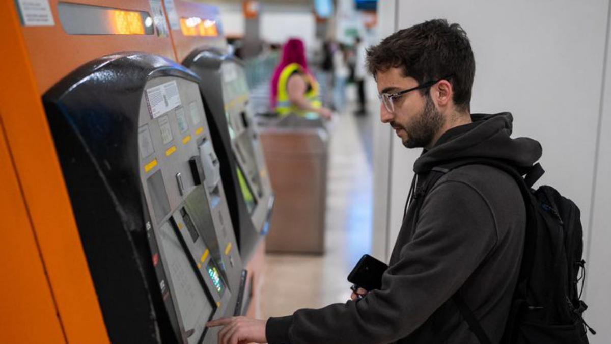 Un usuario de Rodalies saca un billete. | ZOWY VOETEN