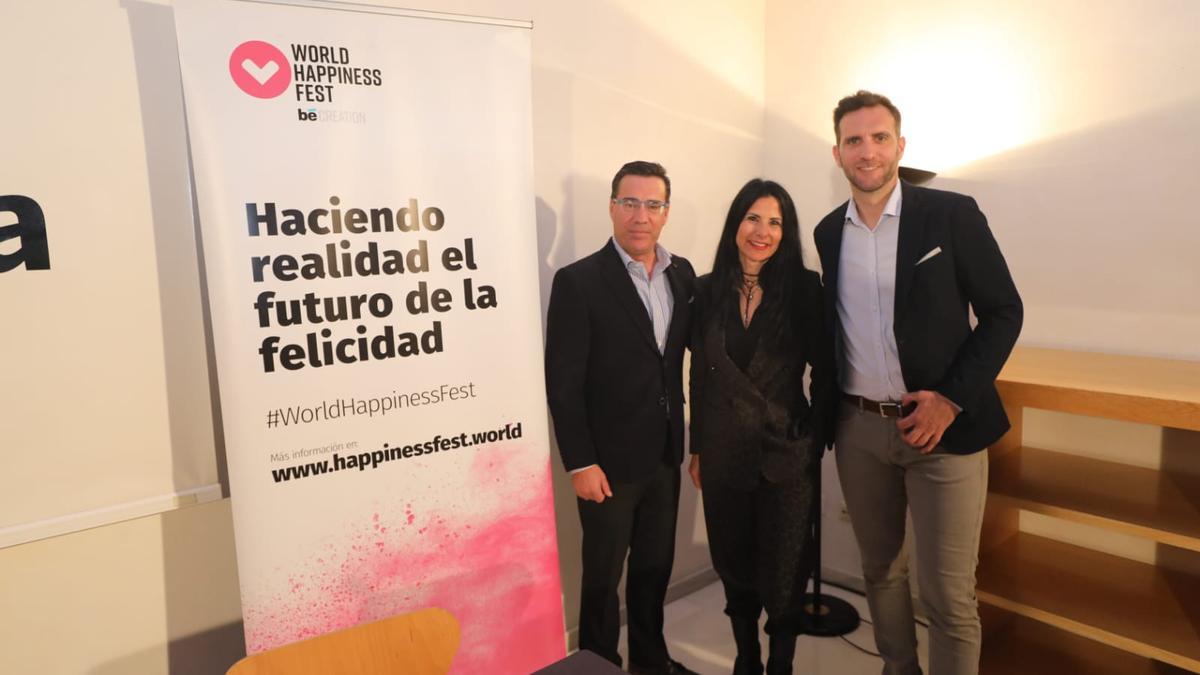 De izquierda a derecha, Raúl Varela, director general de la Fundación Mundial de la Felicidad; Lola Vililla, codirectora de la Comisión de Consultoría de la Fundación Mundial, y Javier Rodrigo, concejal del Ayuntamiento de Zaragoza.
