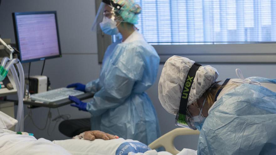 Atención sanitaria a un paciente de Covid-19 en Girona.