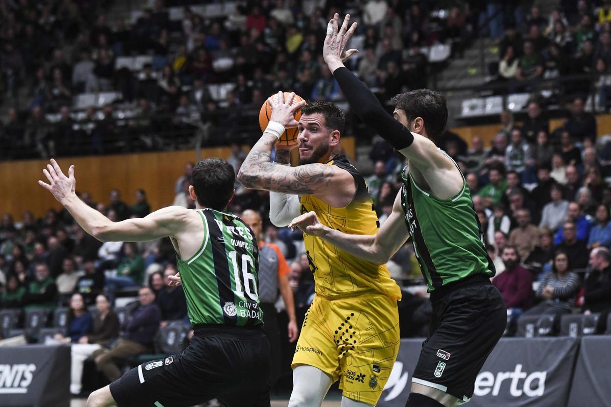 Fran Guerra trata de pasar el balón ante la derensa del Joventut.